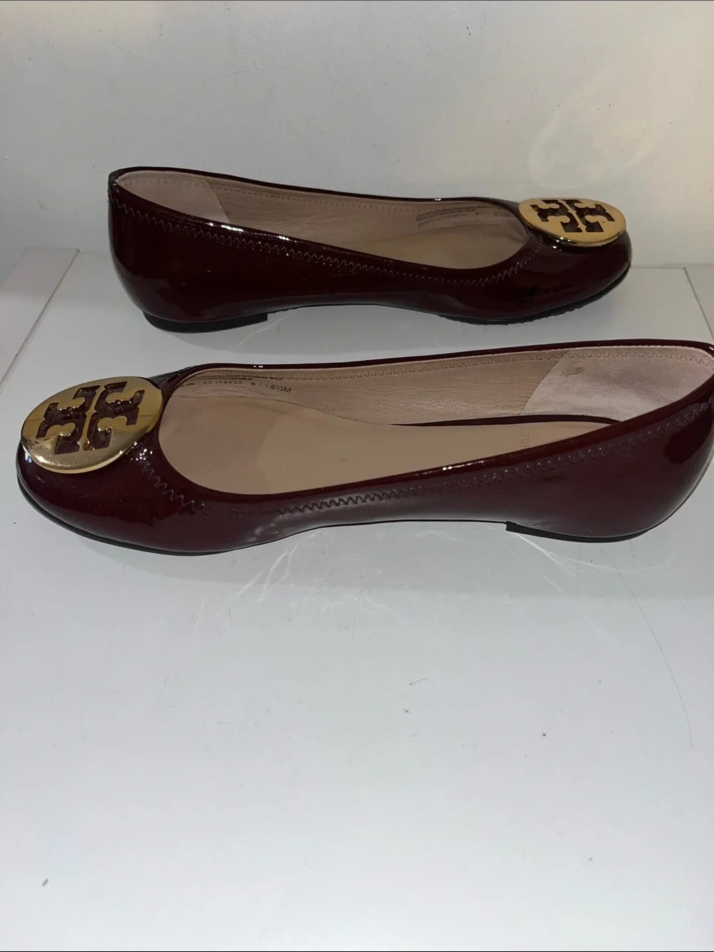 TORY BURCH BURGUNDY PATENT LEATHER LOGO BALLET FLATS SIZE 8.5